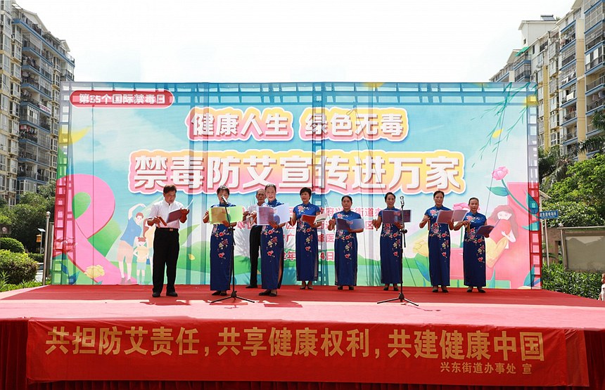 群众演员以禁毒防艾为主题,自发创编的文艺歌舞表演给观众留下深刻印象。黄少杰摄