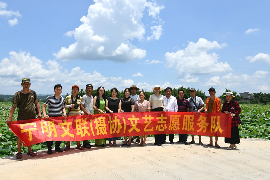 6月25日，宁明县摄影协会摄影师、摄影模特在海渊镇蔗园村千亩荷塘开展摄影采风创作活动后合影。周贻刚摄
