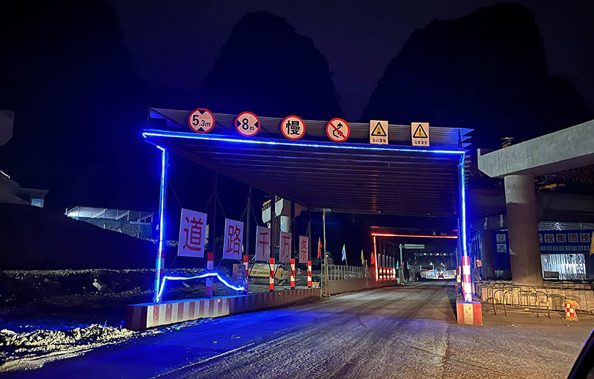 橋梁跨線施工防護棚夜間燈光警示。龍江攝