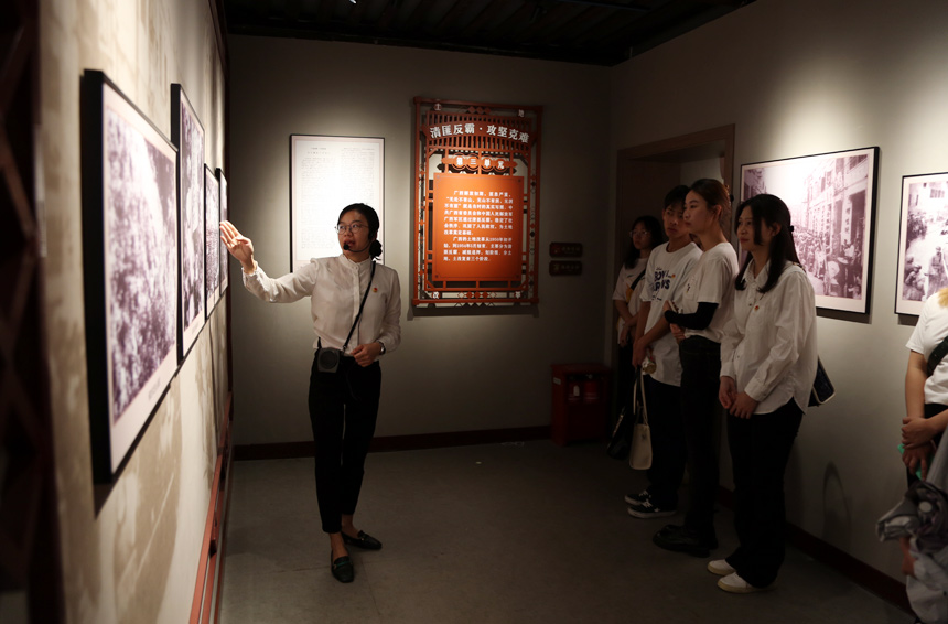 广西艺术学院师生参观广西土地改革历史博物馆。卫修明摄