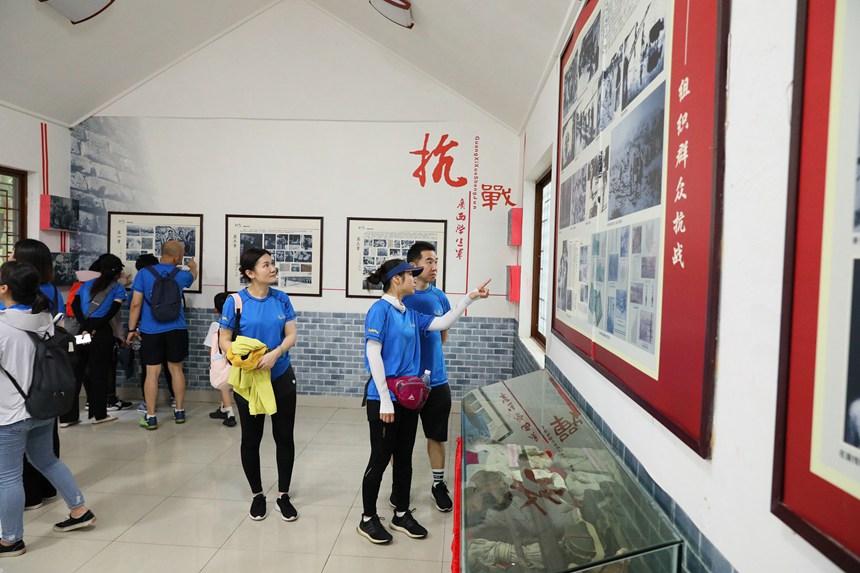 黨員們在認真地參觀廣西學生軍抗日史料陳列室。謝立華攝