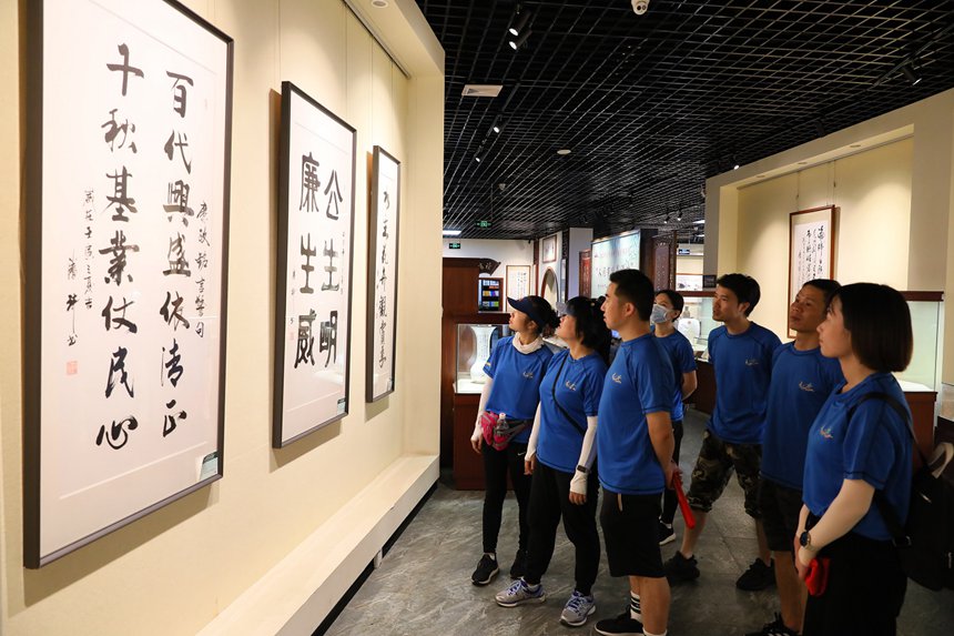 黨員們參觀青秀山清廉文化藝術作品展。謝立華攝