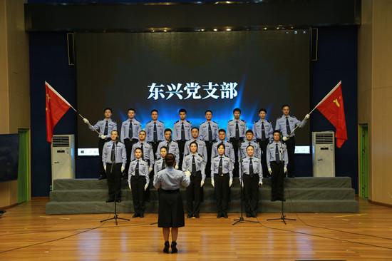 東興黨支部合唱《我的中國心》。