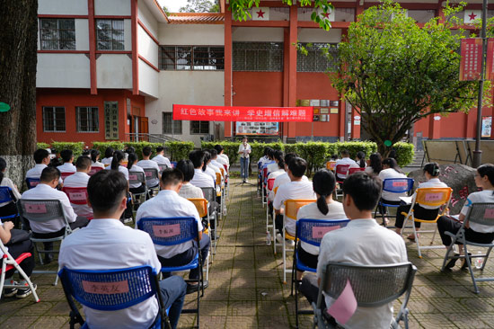 (主会场年轻干部代表分享红色故事 钟勇/摄)