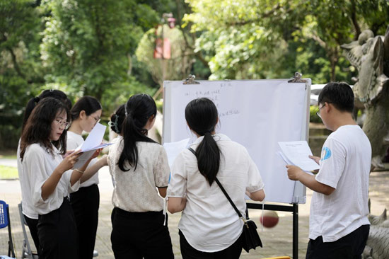 (主会场年轻干部代表进行“学习行动”活动 钟勇/摄)