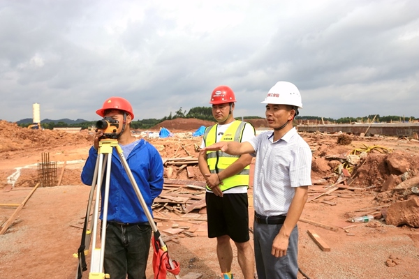 园区工作人员到工地了解施工情况。刘志宁摄