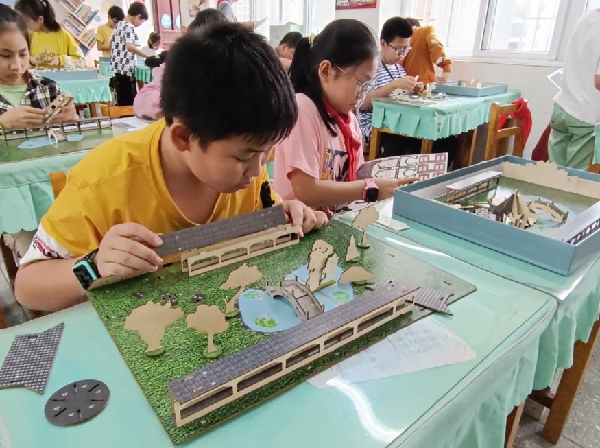 学生们正在搭建园林模型。柳州市育才路小学供图