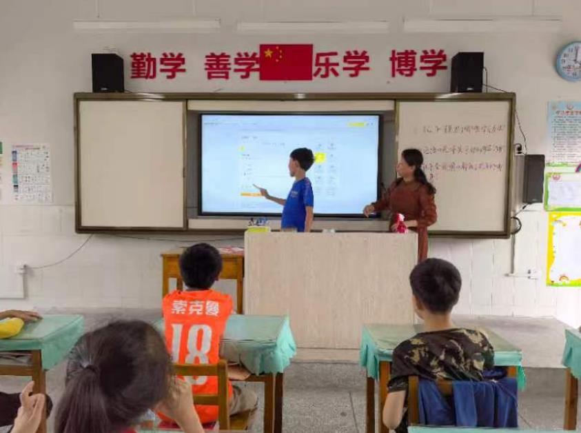 教师正在借助电教设备开展素质教育课程。