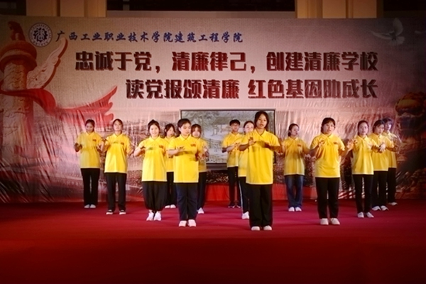 手语舞《陋室铭》。