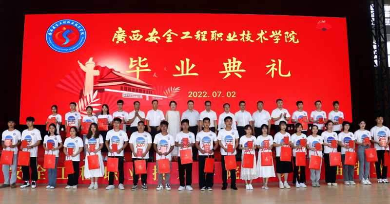 院领导与获奖同学合影。冯华敏摄