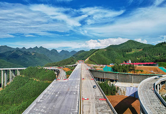 在建设中的南天高速纳合一号高架大桥。天峨县委宣传部供图