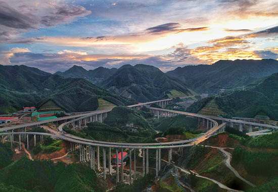 抓紧建设中的平天高速天峨枢纽互通。天峨县委宣传部供图