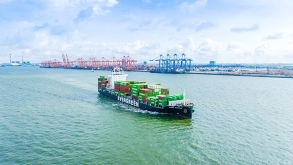 一艘满载出口货物的集装箱货船从钦州港集装箱码头开出（陈磊 摄）