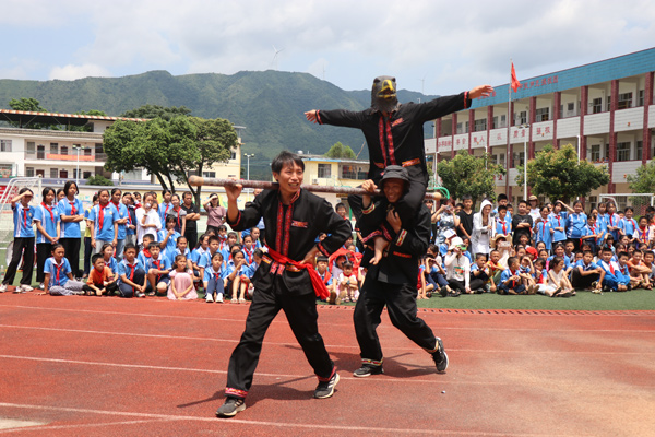 为自治区非物质文化遗产“八仙舞”传承人代表在表演。黄秀凤摄