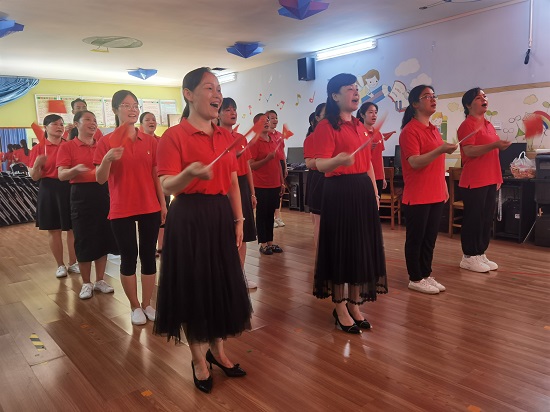 区一幼党支部开展“传唱红色歌曲”活动。