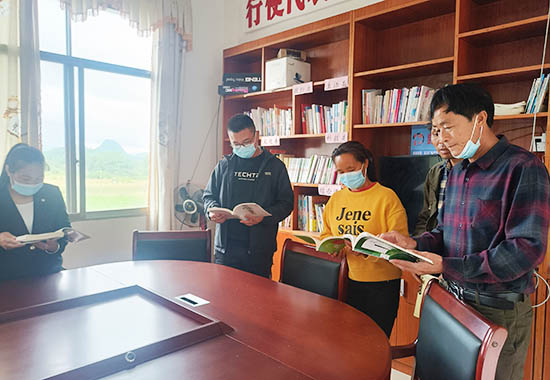 該鎮極樂村縣人大代表原村支書現副支書（左一）帶頭引領村民在村農家讀書屋開展全民閱讀。