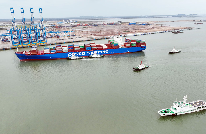4950TEU集装箱船舶“新北京”轮顺利靠泊广西北部湾港钦州自动化集装箱码头。张路摄
