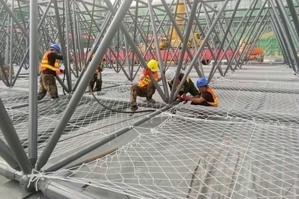 钢结构网架组装现场。