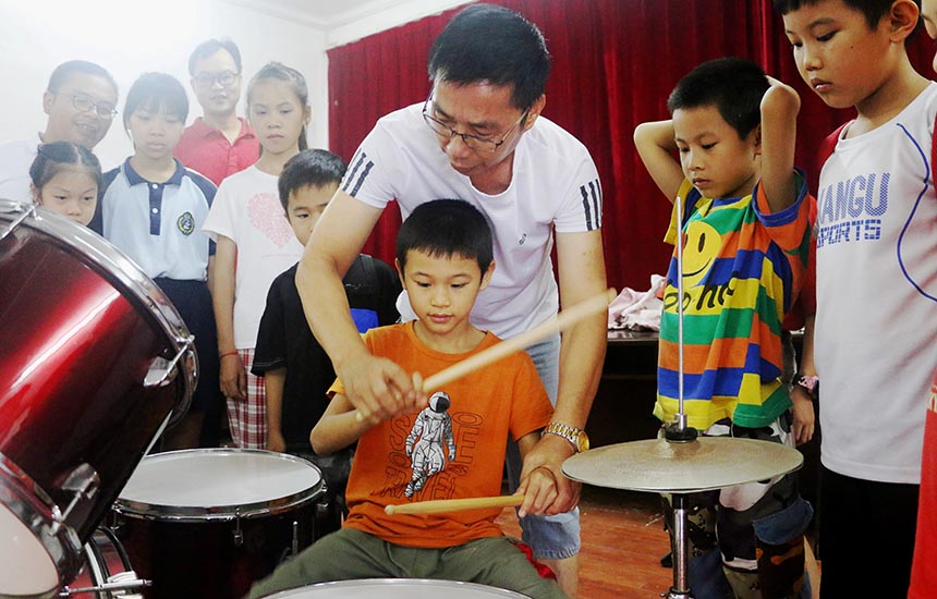 孩子们在学习架子鼓。廖超文摄