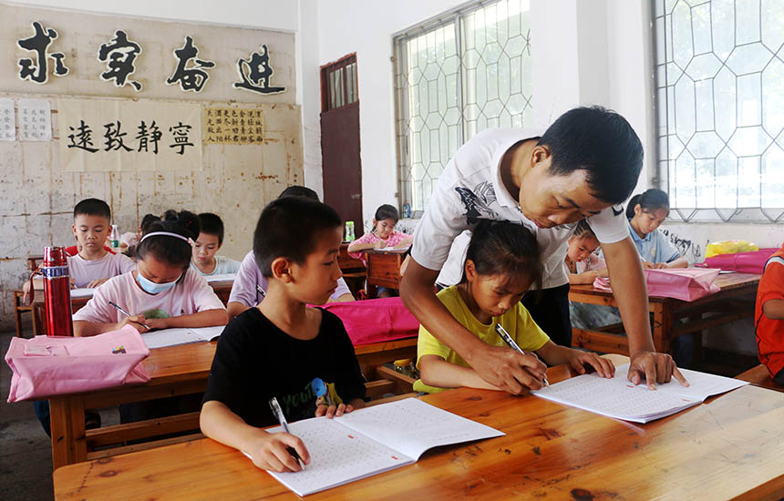 孩子们在学习硬笔书法。廖超文摄