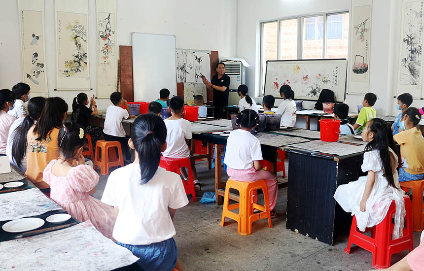 孩子们在学习国画。廖超文摄