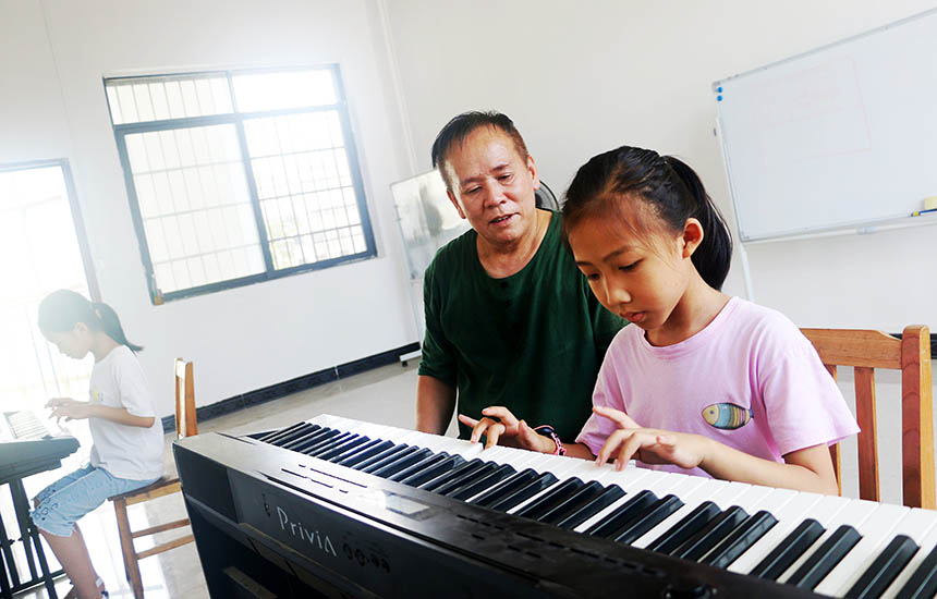 孩子们在学习钢琴。廖超文摄