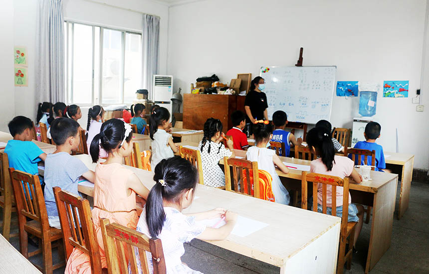 美工兴趣班的孩子们在学习美工基础知识。廖超文摄