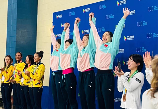 舒程静、许艺川与队获得女子4x50米的接力金牌。