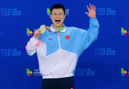张思骞以14秒02获得男子50米潜泳项目的第一名。