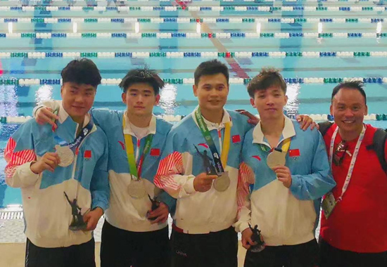 张思骞（中）与单永安、童振博、王志浩拿下男子4x100米蹼泳接力。