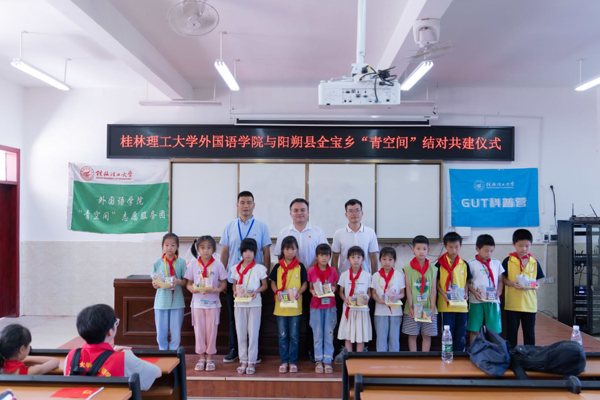 实践团给青少年捐赠学习生活用品。黎云鹏摄