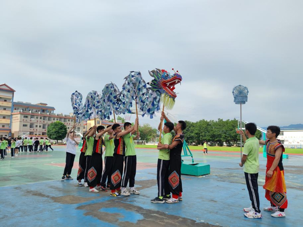 广西科技师范学院体育学院学生到金秀桐木中学开展舞龙技巧培训和技术指导。陆亮摄
