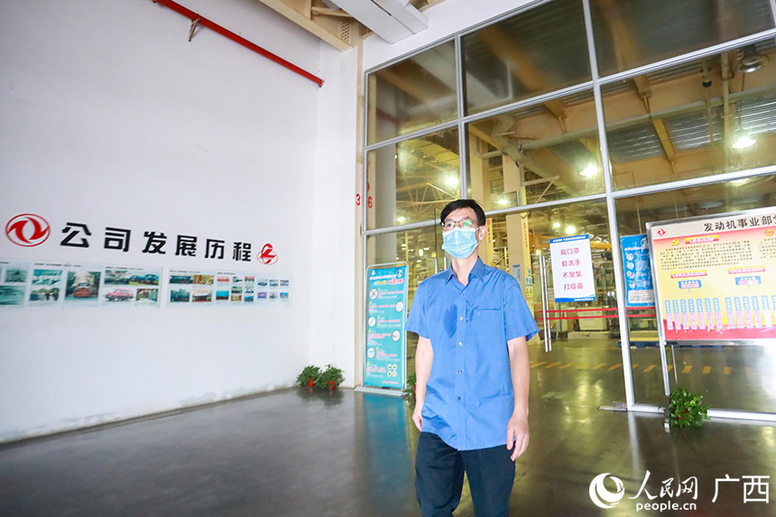 一早，吳柳寧走出設備科辦公室。