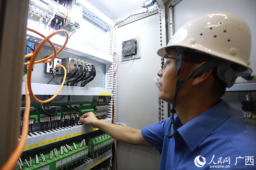 吳柳寧仔細檢視平行度計算機的各個運行模塊。