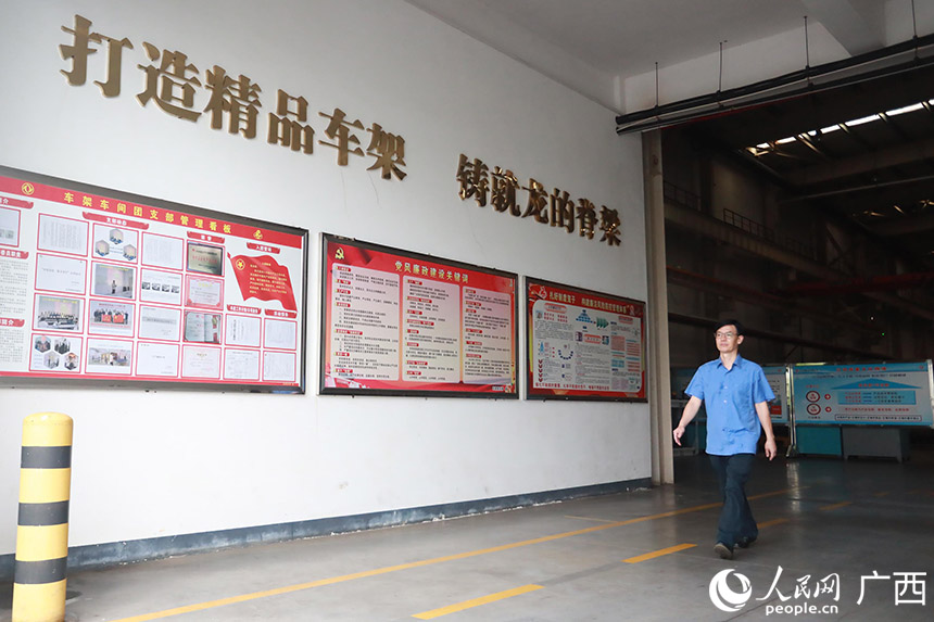 設備運行問題得到初步解決后，吳柳寧走出車間。