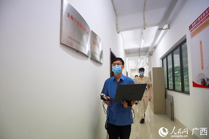 吳柳寧來到以其本人命名的技能大師工作室，准備為生產一線人員講授自動化技術。
