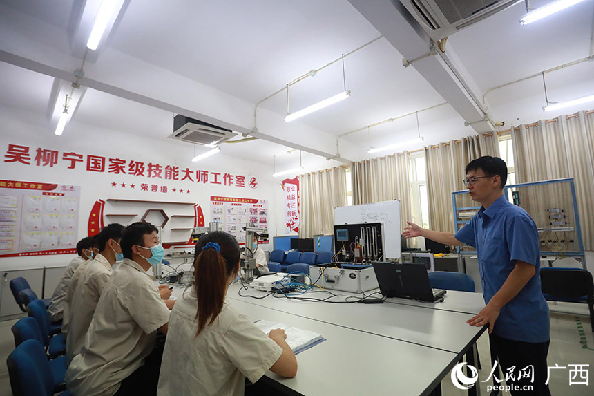 吴柳宁运用自动化培训教学平台开展培训教学。