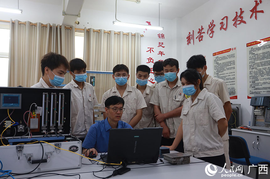 吴柳宁使用培训教学平台演示设备自动化控制。