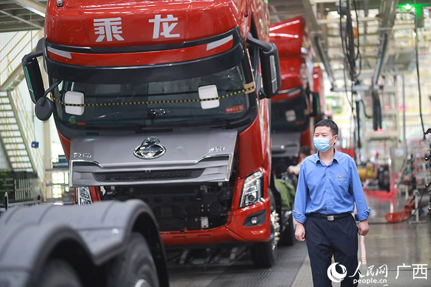 01.東風柳汽商用車事業部部長劉志剛正在巡視生產線運行情況。人民網記者 吳明江攝