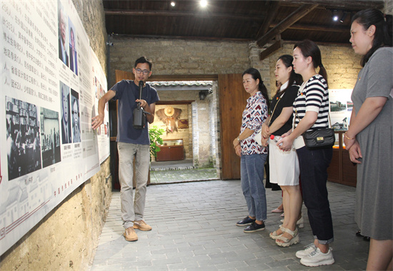黨員參觀鵬垌村村史展館。