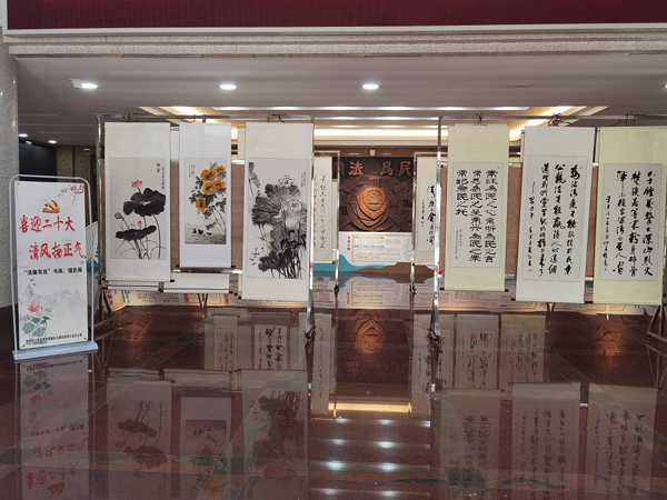 贺州市检察院二楼大厅书画摄影展。董玥摄