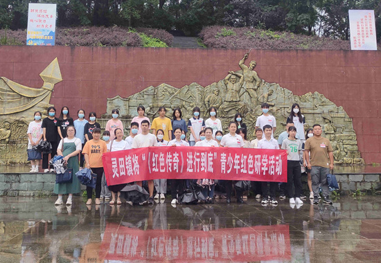 组织青少年参观灵田起义纪念广场。