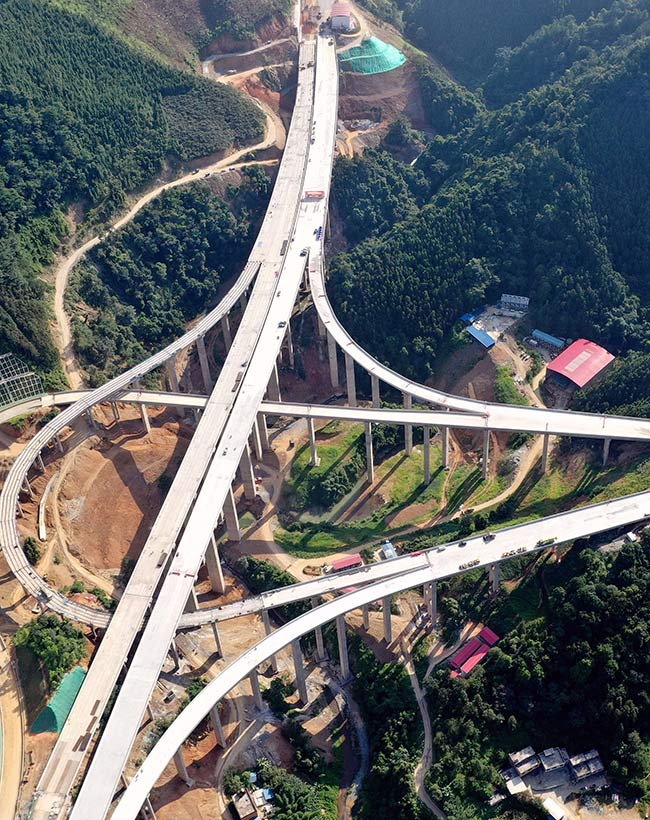 廣西平塘高速公路天峨樞紐互通一隅。高東風攝