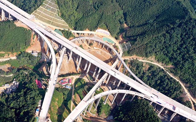 貫通后的的廣西平塘高速公路天峨樞紐互通。高東風攝