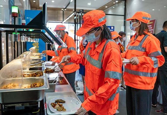 环卫工人受邀在共和路食堂体验用餐