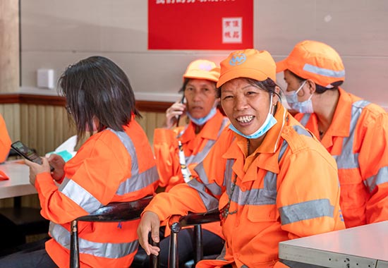 环卫工人受邀在共和路食堂体验用餐。