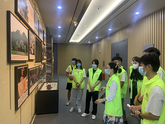 实践团在红军长征湘江战役纪念馆内参观学习。