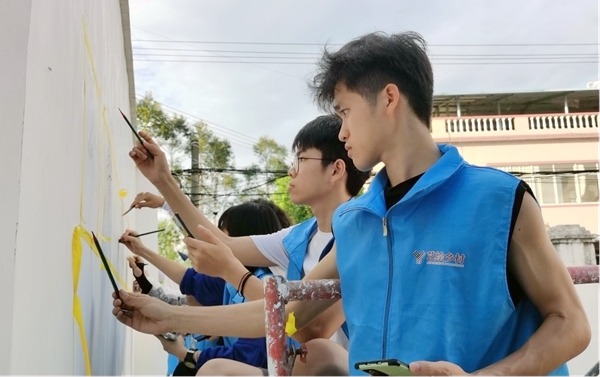 “艺绘乡村”团队成员绘制墙绘。曹权玺摄