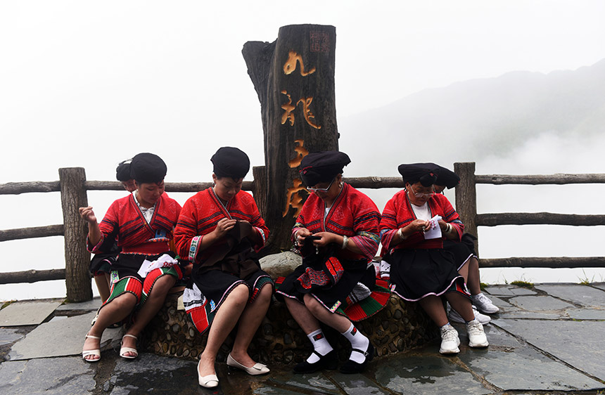 7月18日，在广西桂林市龙胜各族自治县龙脊梯田景区，当地群众在展示瑶族刺绣。