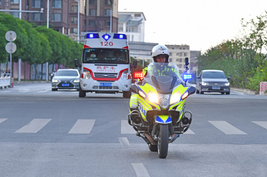 南宁市公安局交警支队“生命救护绿波”机制现场